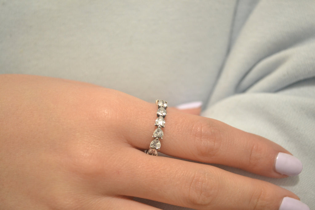 ANILLO ETERNIDAD FILA DE CORAZONES