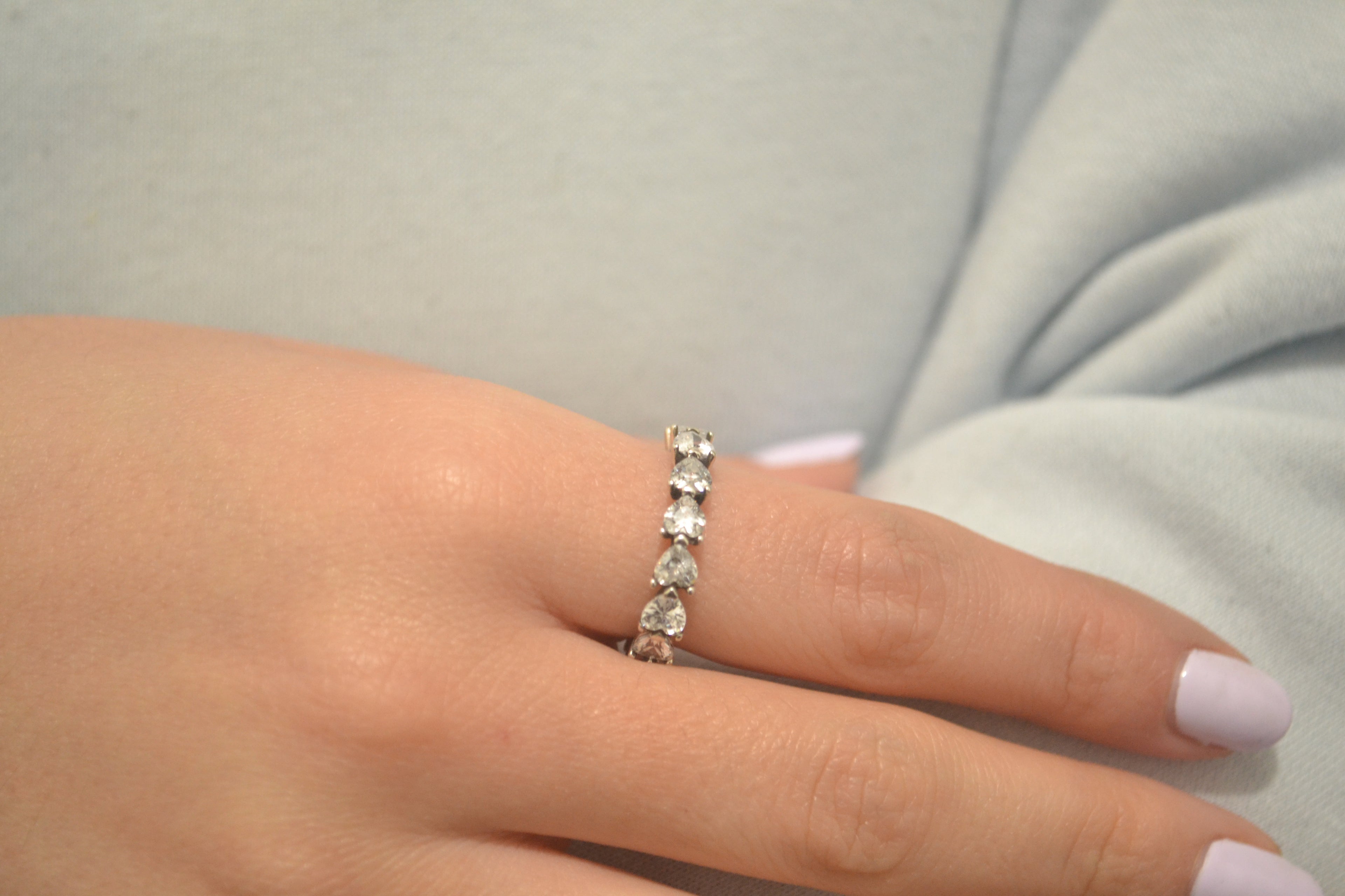 ANILLO ETERNIDAD FILA DE CORAZONES