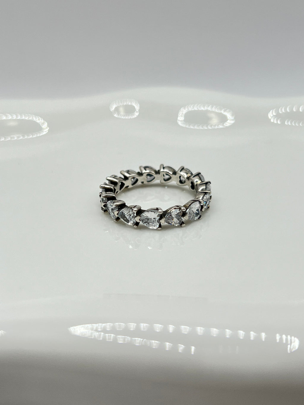 ANILLO ETERNIDAD FILA DE CORAZONES