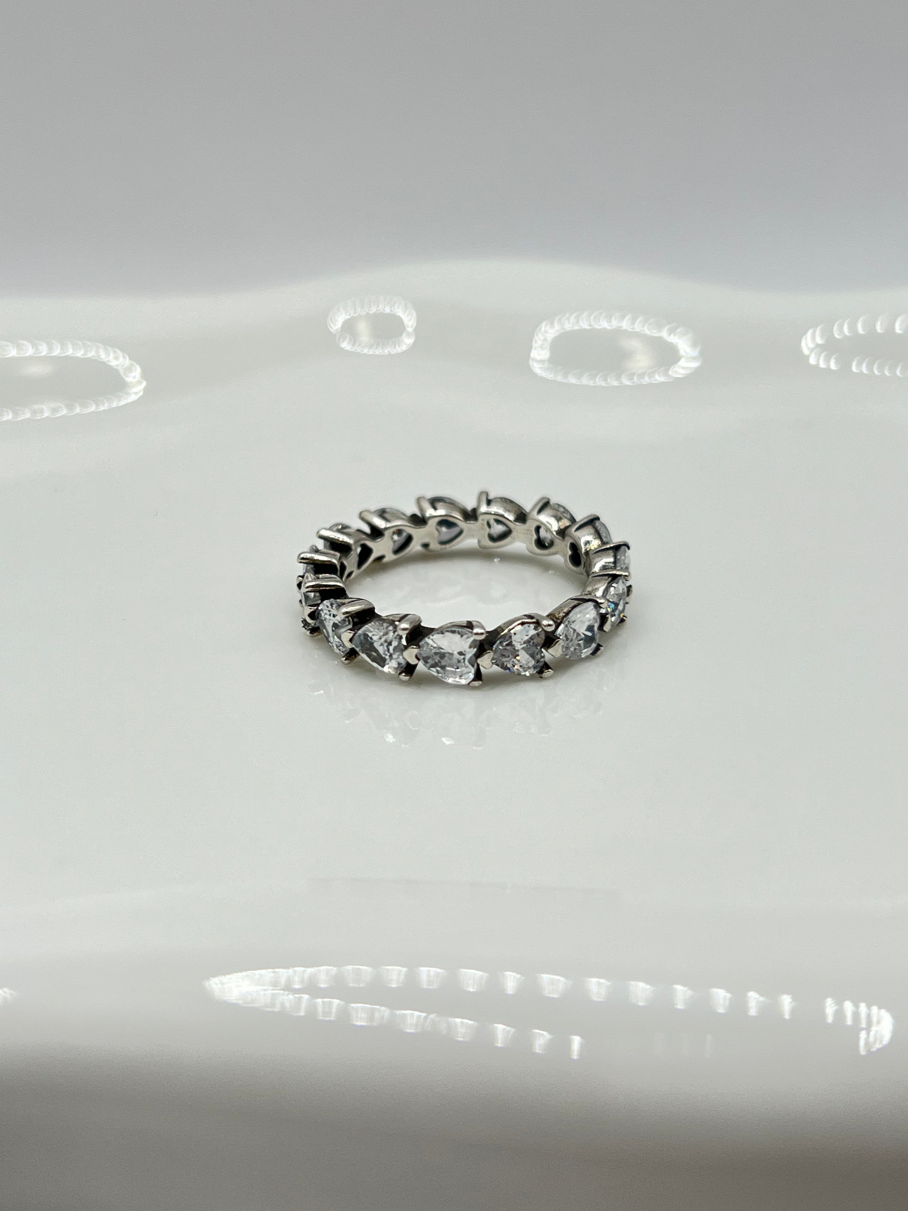 ANILLO ETERNIDAD FILA DE CORAZONES